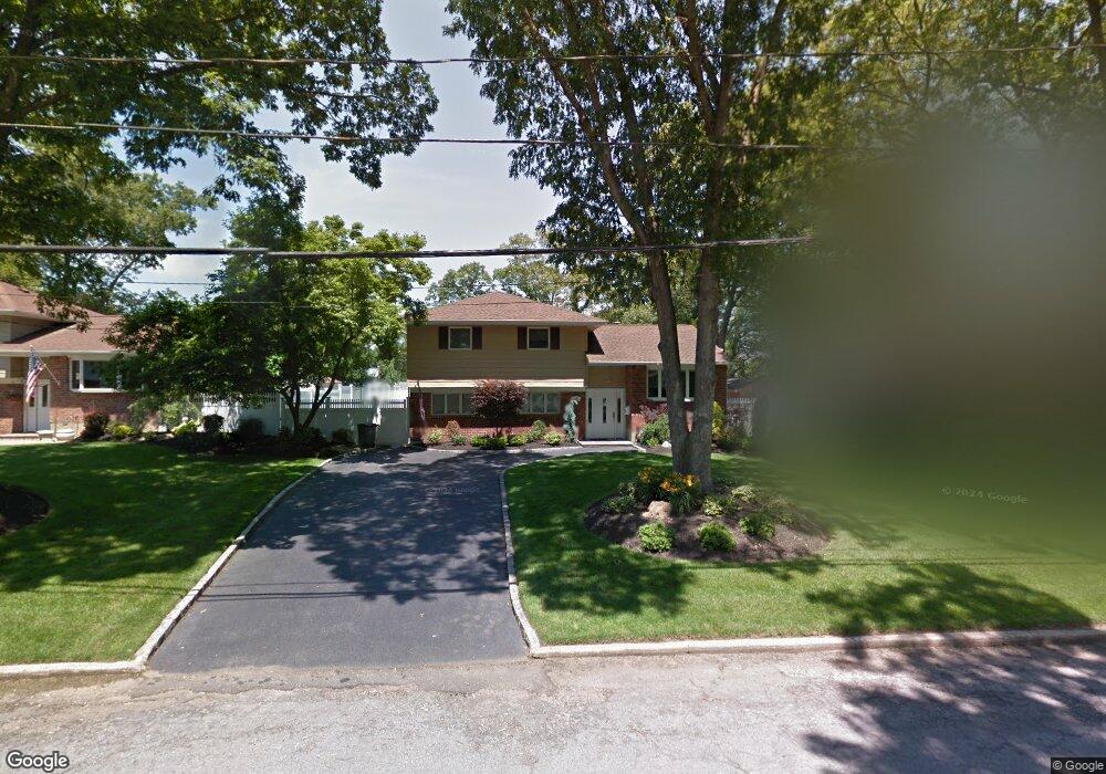 11 Radcliffe Rd, ComMacK, NY 11725 - photo 1