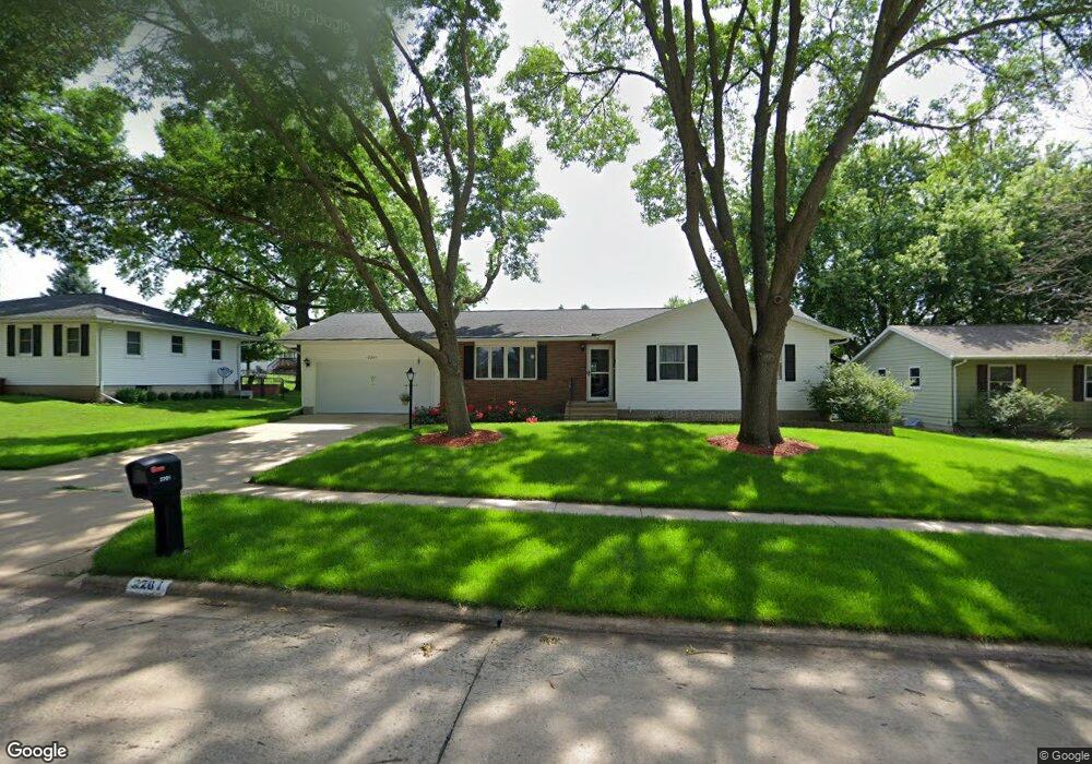 2201 Balsam Dr SW, Cedar Rapids, IA 52404 - photo 1