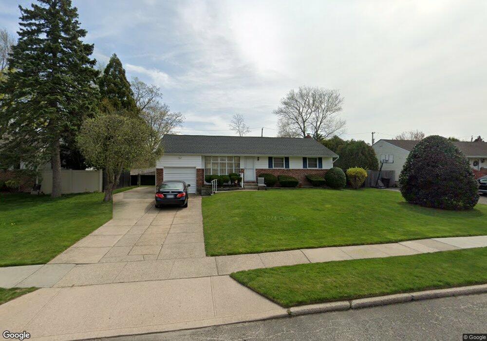 22 Hayrick Ln, ComMacK, NY 11725 - photo 1