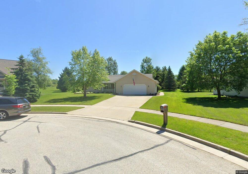 512 Saras Ct, Slinger, WI 53086 - photo 1