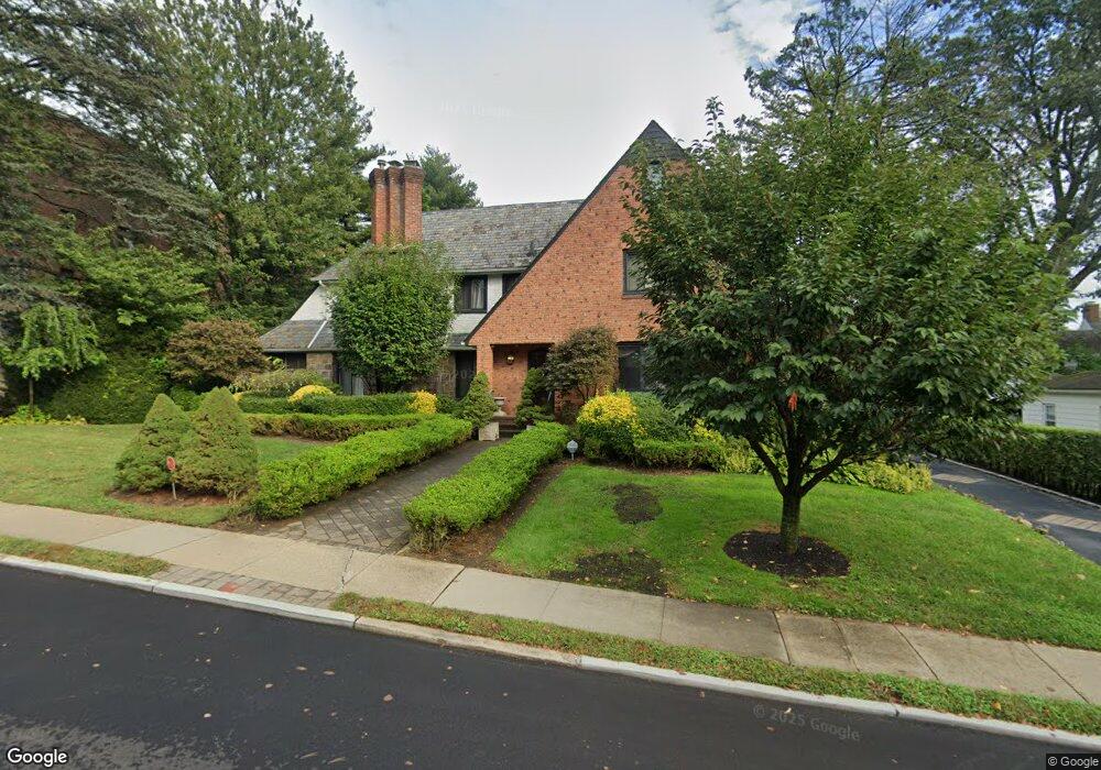 4 Melbourne Rd, Great Neck, NY 11021 - photo 1