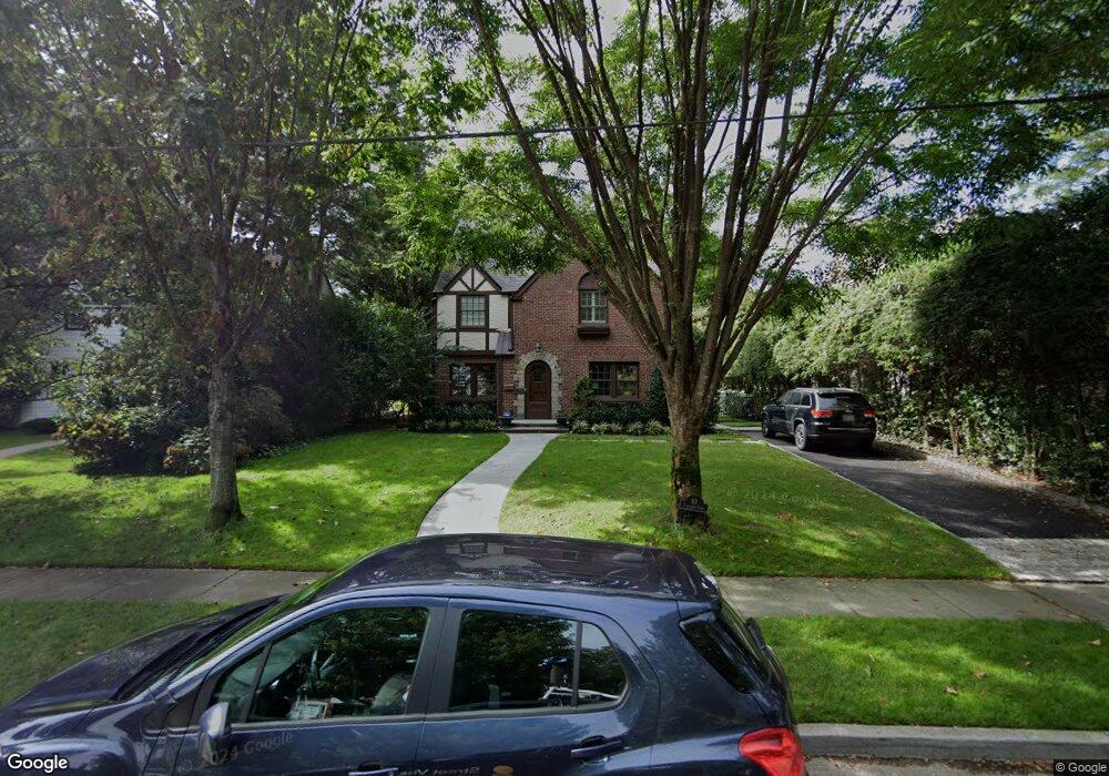 83 Plandome Ct, Manhasset, NY 11030 - photo 1