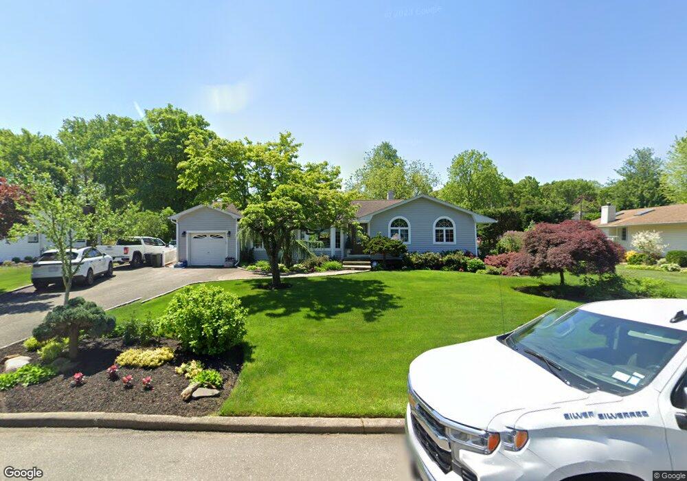 10 Pheasant Dr, ComMacK, NY 11725 - photo 1