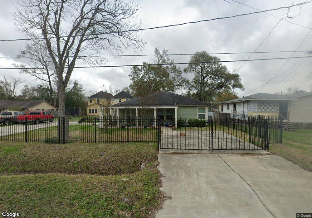 1049 South Ln, Houston, TX 77088 - photo 1