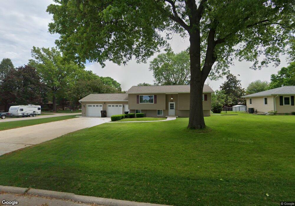 4022 Crestview Dr, Cedar Falls, IA 50613 - photo 1