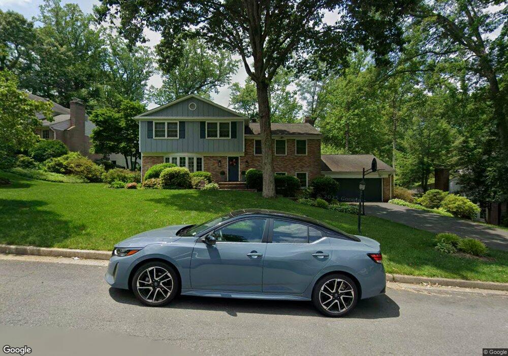 8914 Lynnhurst Dr, Fairfax, VA 22031 - photo 1