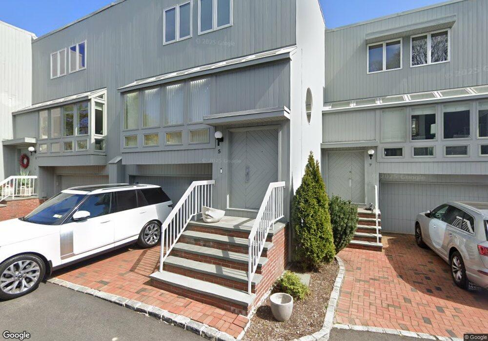 5 Sands Ct, Port Washington, NY 11050 - photo 1