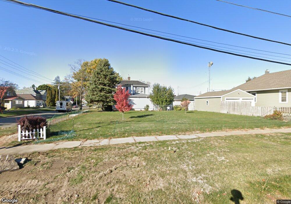 221 E 4th St S, Newton, IA 50208 - photo 1