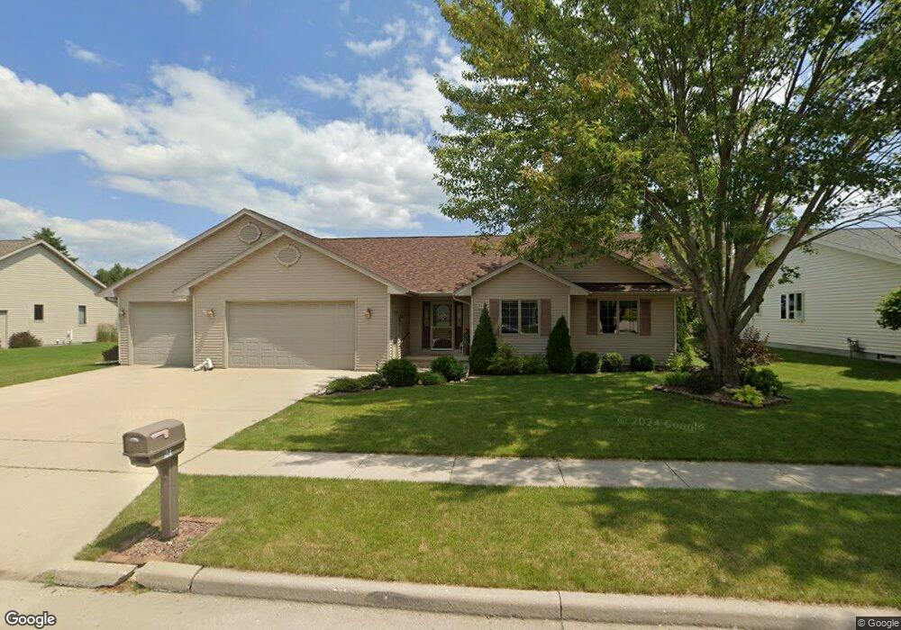 901 River Bluff Dr, Manitowoc, WI 54220 - photo 1