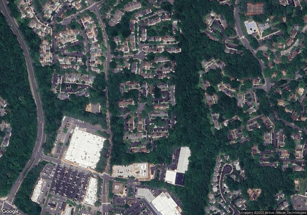 10229 Roberts Common Ln, Burke, VA 22015 - photo 1