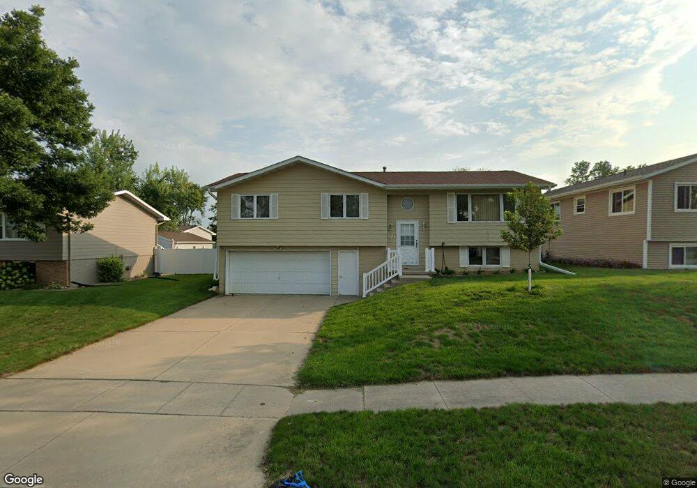 2010 Pleasantview Dr, Marion, IA 52302 - photo 1