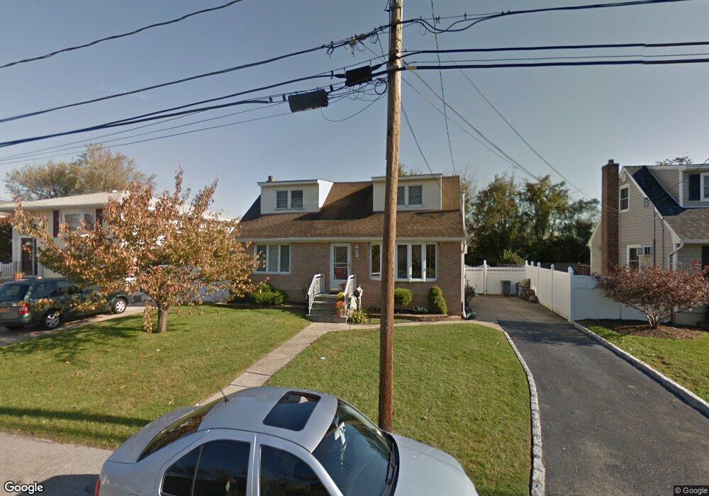 216 Riviera Pkwy, Lindenhurst, NY 11757 - photo 1