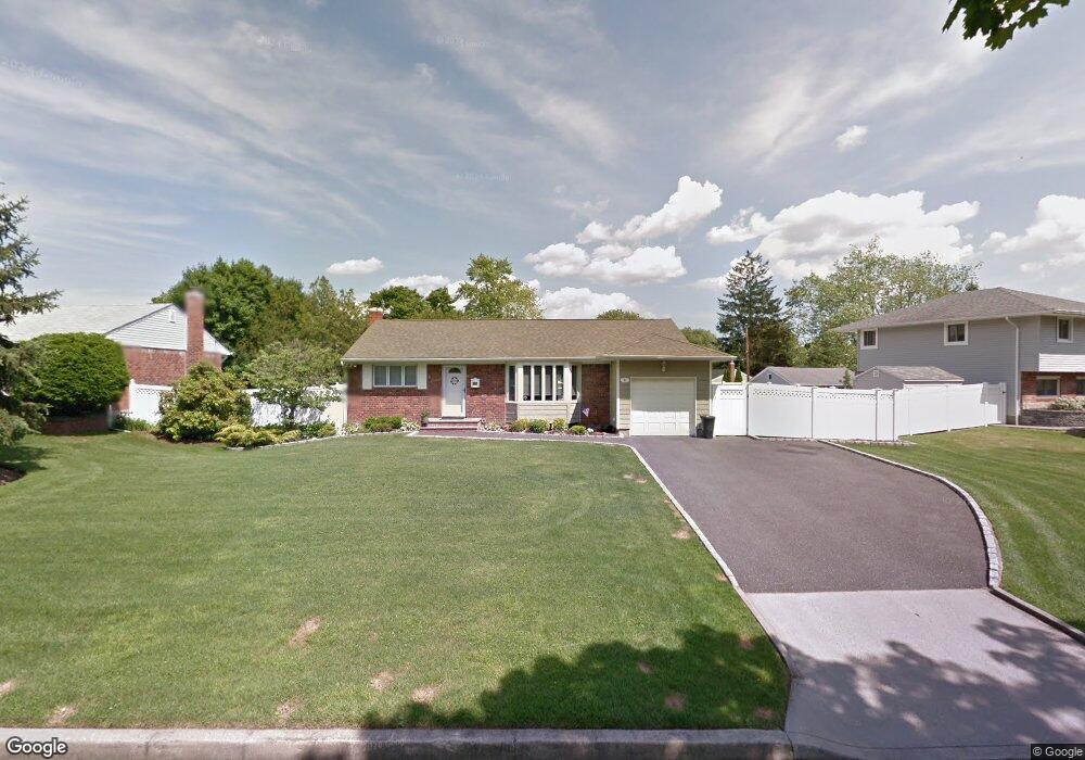 5 Roxbury Dr, ComMacK, NY 11725 - photo 1