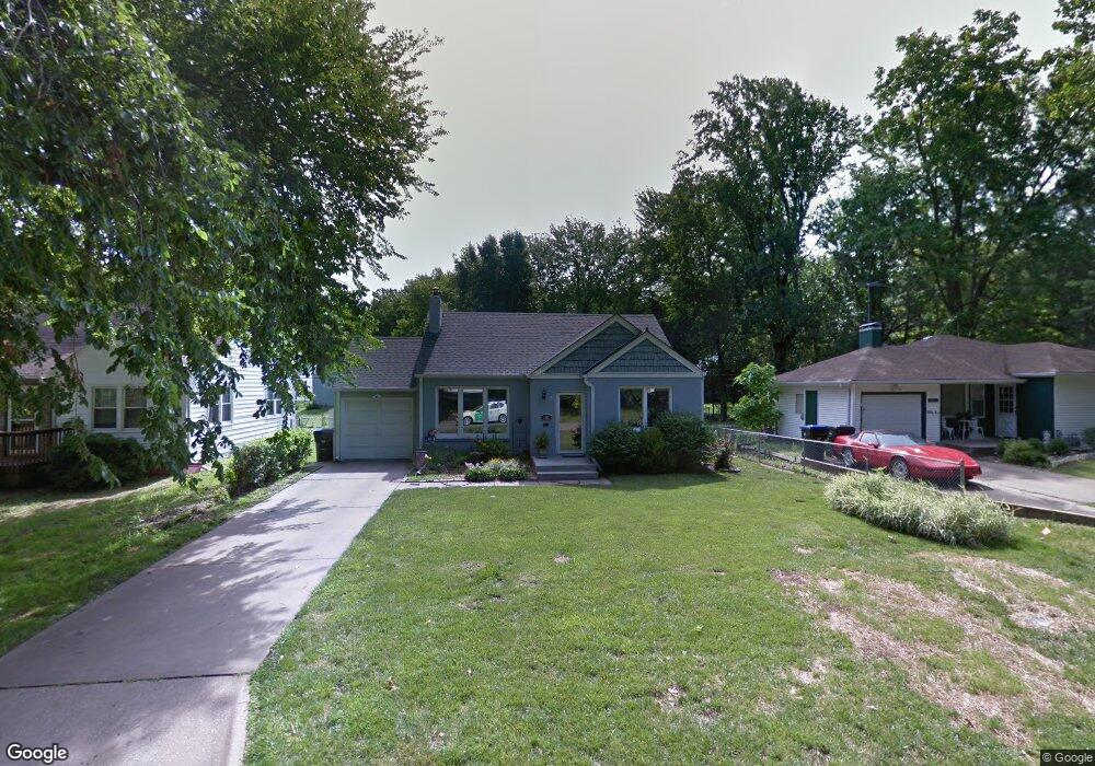 1612 SW Collins Ave, Topeka, KS 66604 - photo 1