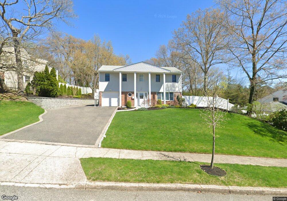 7 Edna Ln, ComMacK, NY 11725 - photo 1
