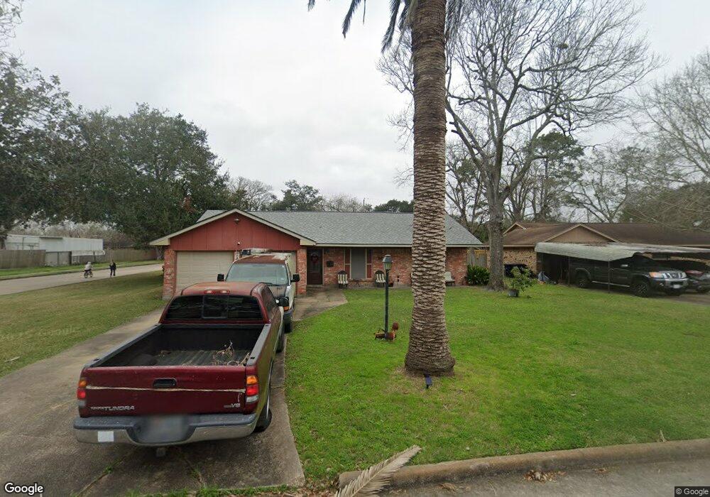 702 N Fairview Cir, Alvin, TX 77511 - photo 1