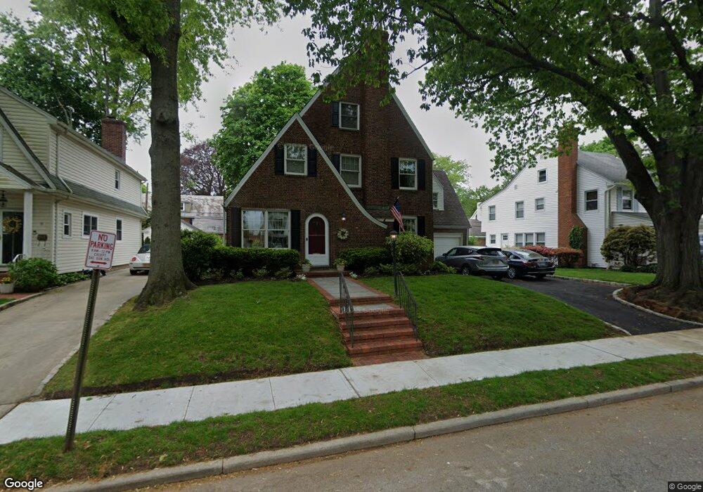 10 Kilburn Rd, Garden City, NY 11530 - photo 1