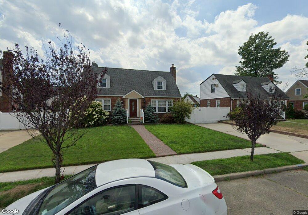 1087 Park Ln N, Franklin Square, NY 11010 - photo 1