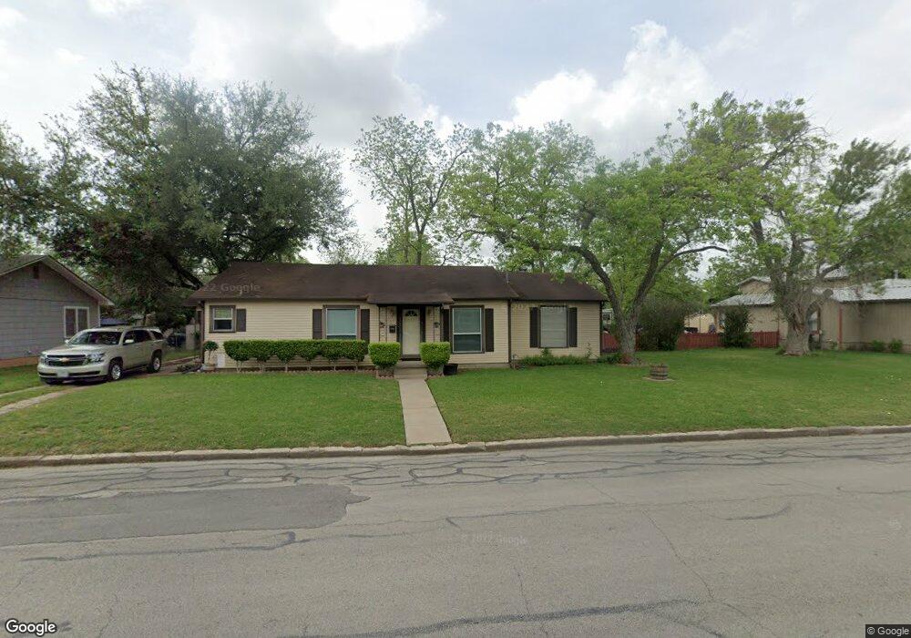 811 E Cedar St, Seguin, TX 78155 - photo 1