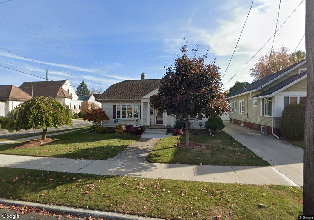 953 N 10th St, Manitowoc, WI 54220 - photo 1