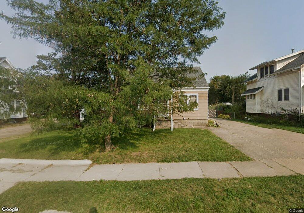 2001 J St SW, Cedar Rapids, IA 52404 - photo 1