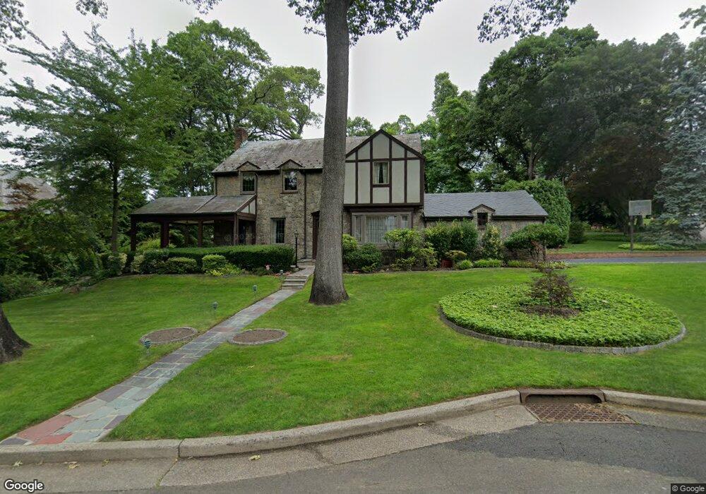 233 Chapel Rd, Manhasset, NY 11030 - photo 1