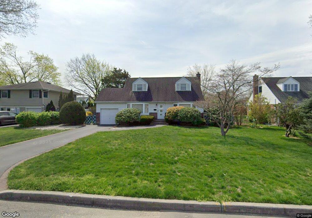 17 Terry Ln, ComMacK, NY 11725 - photo 1