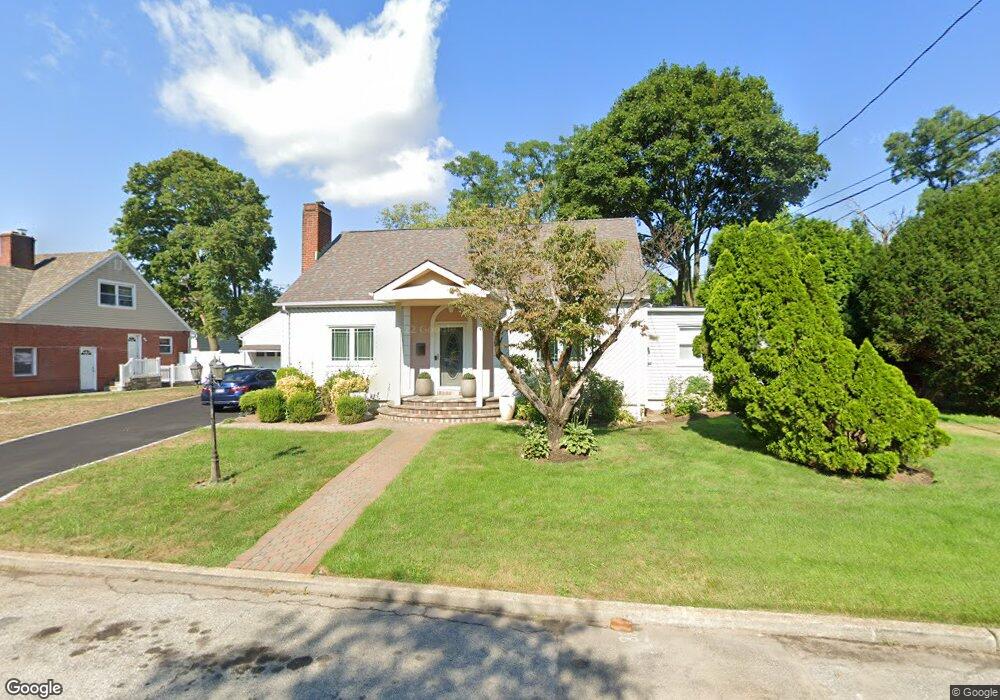 1220 Waterview Dr, Rockville Centre, NY 11570 - photo 1