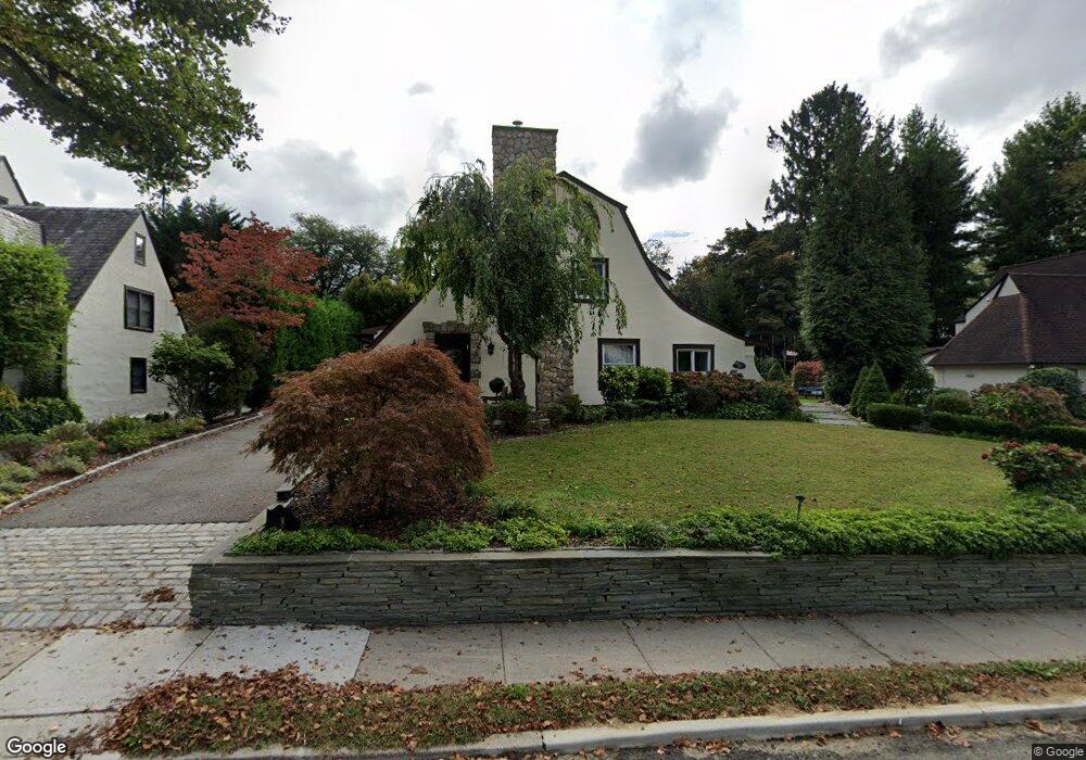 8 Darley Rd, Great Neck, NY 11021 - photo 1