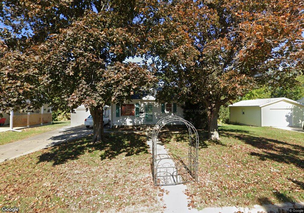 1402 N 7th Ave W, Newton, IA 50208 - photo 1