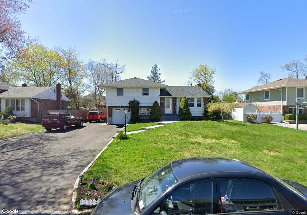 4 Sycamore Ln, ComMacK, NY 11725 - photo 1