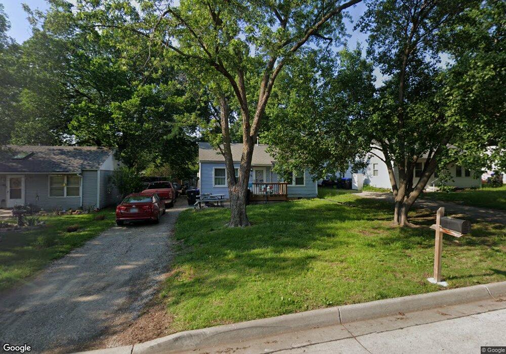 802 SE Pinecrest Dr, Topeka, KS 66605 - photo 1