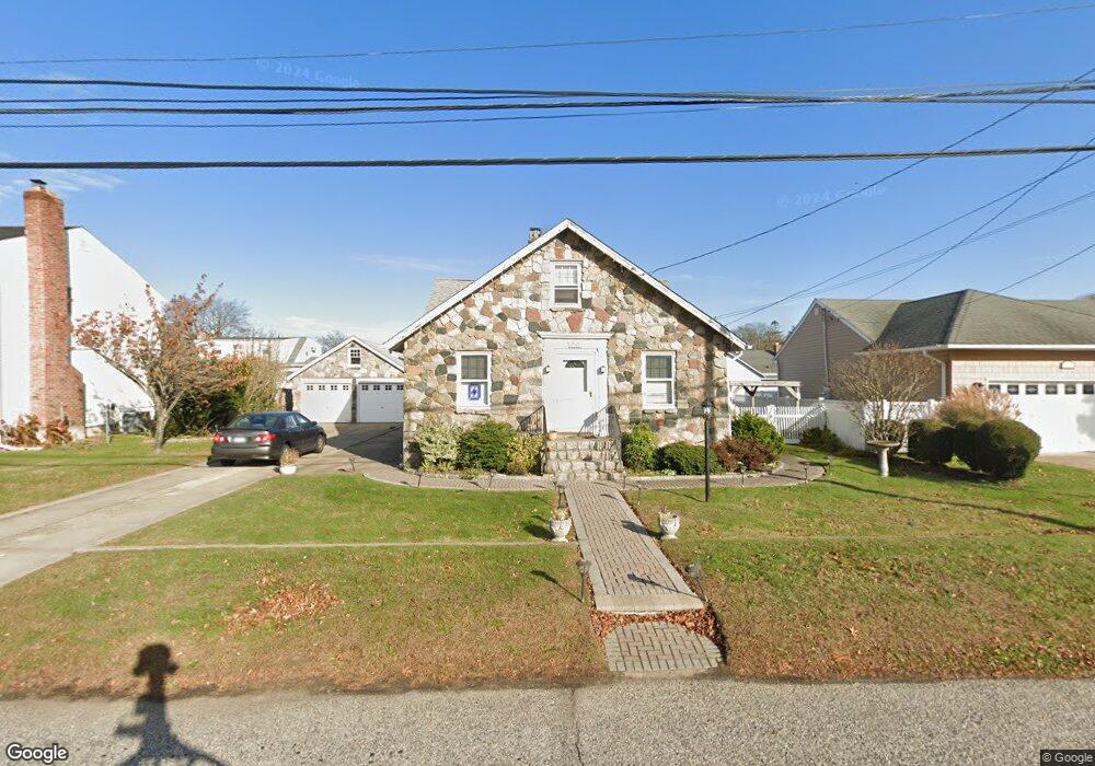 526 S 7th St, Lindenhurst, NY 11757 - photo 1