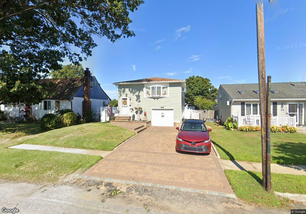 110 Riviera Pkwy, Lindenhurst, NY 11757 - photo 1