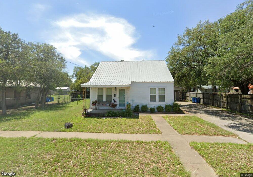 907 N Tyler St, Beeville, TX 78102 - photo 1