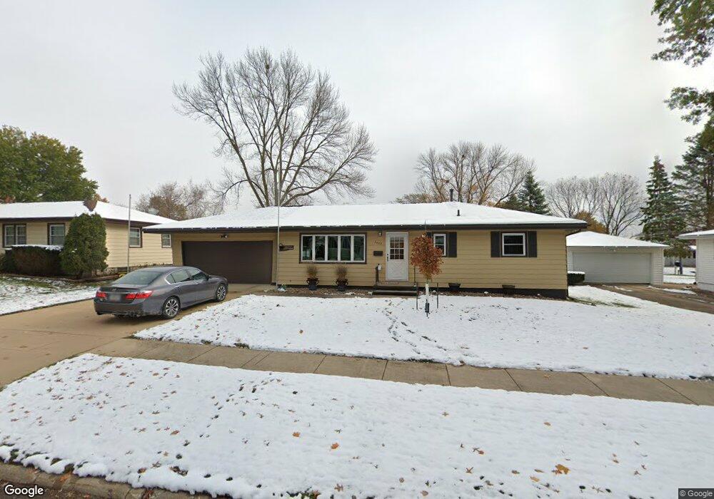 2433 Mallory St SW, Cedar Rapids, IA 52404 - photo 1