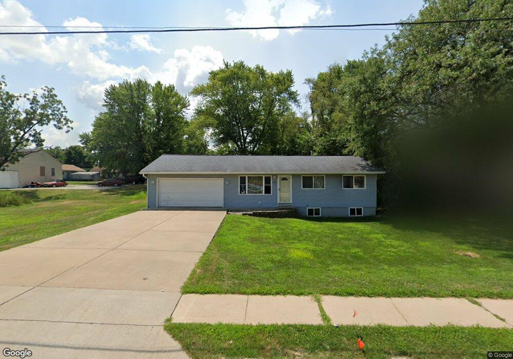 2325 W 49th St, Davenport, IA 52806 - photo 1