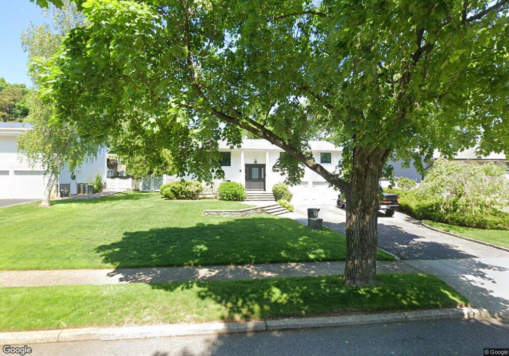 26 Fisher Rd, ComMacK, NY 11725 - photo 1