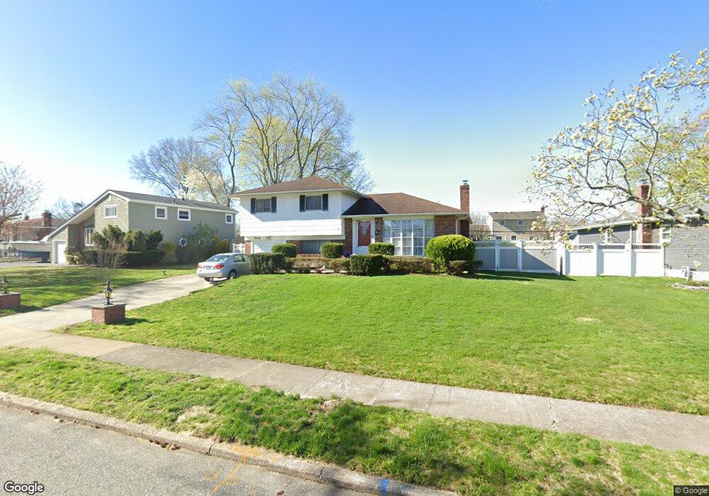 20 Comanche Ln, ComMacK, NY 11725 - photo 1