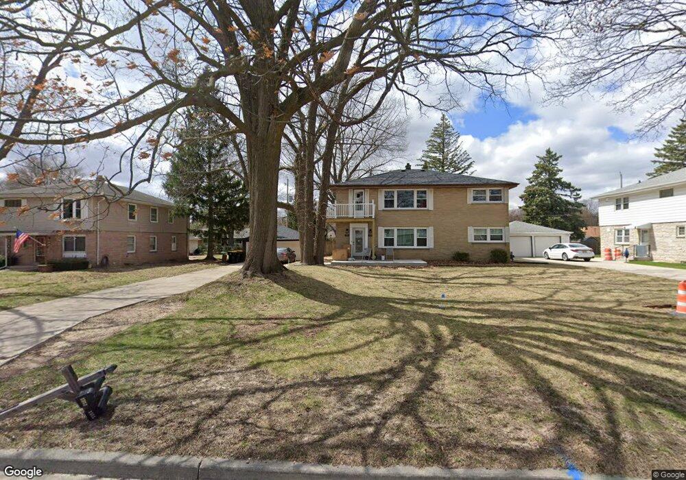 1555 N 116th St, Wauwatosa, WI 53226 - photo 1