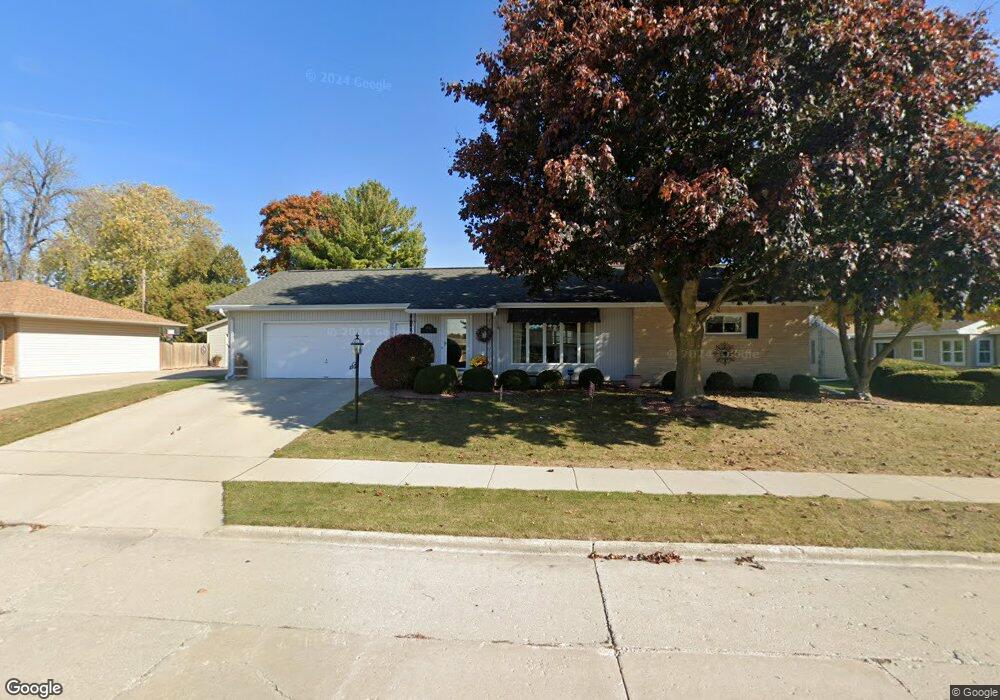 1612 Hillcrest Dr, Manitowoc, WI 54220 - photo 1