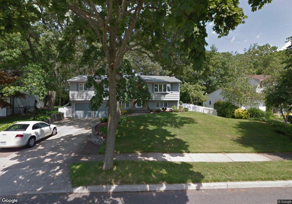 17 Wenmore Rd, ComMacK, NY 11725 - photo 1