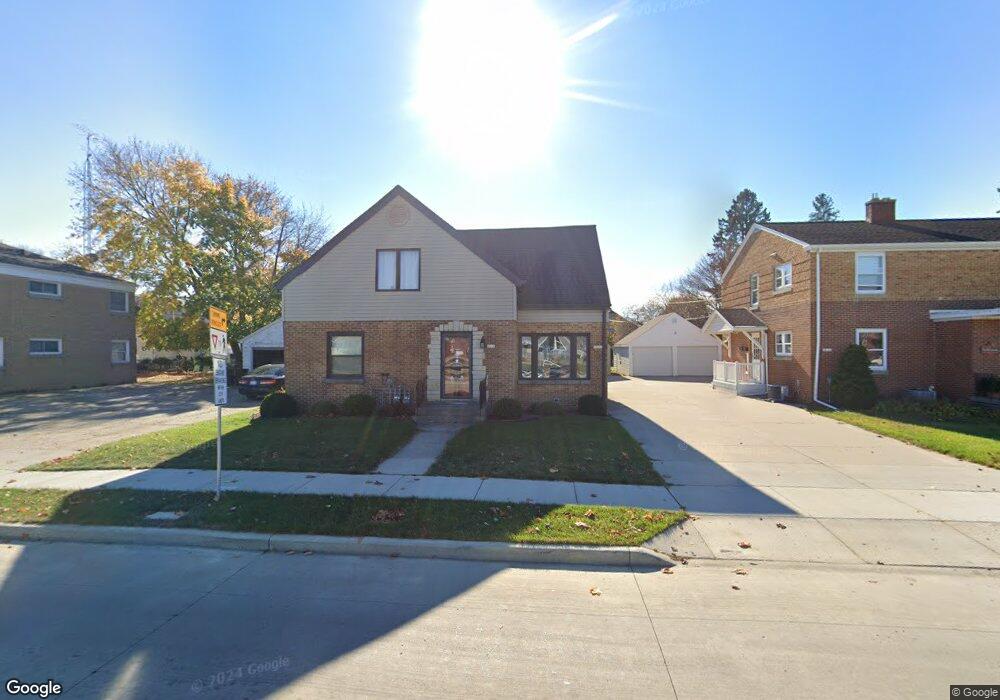 1811 Waldo Blvd, Manitowoc, WI 54220 - photo 1