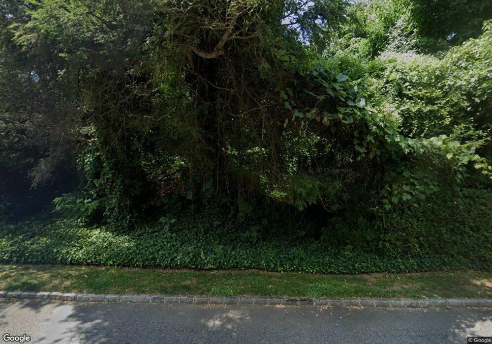 7 Tibbits Ln, Port Washington, NY 11050 - photo 1