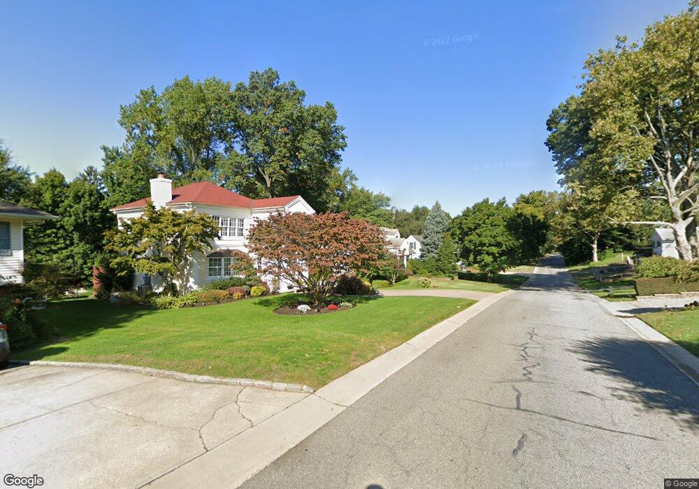 60 Pinewood Rd, Manhasset, NY 11030 - photo 1