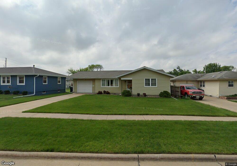 11 25th Ave SW, Cedar Rapids, IA 52404 - photo 1