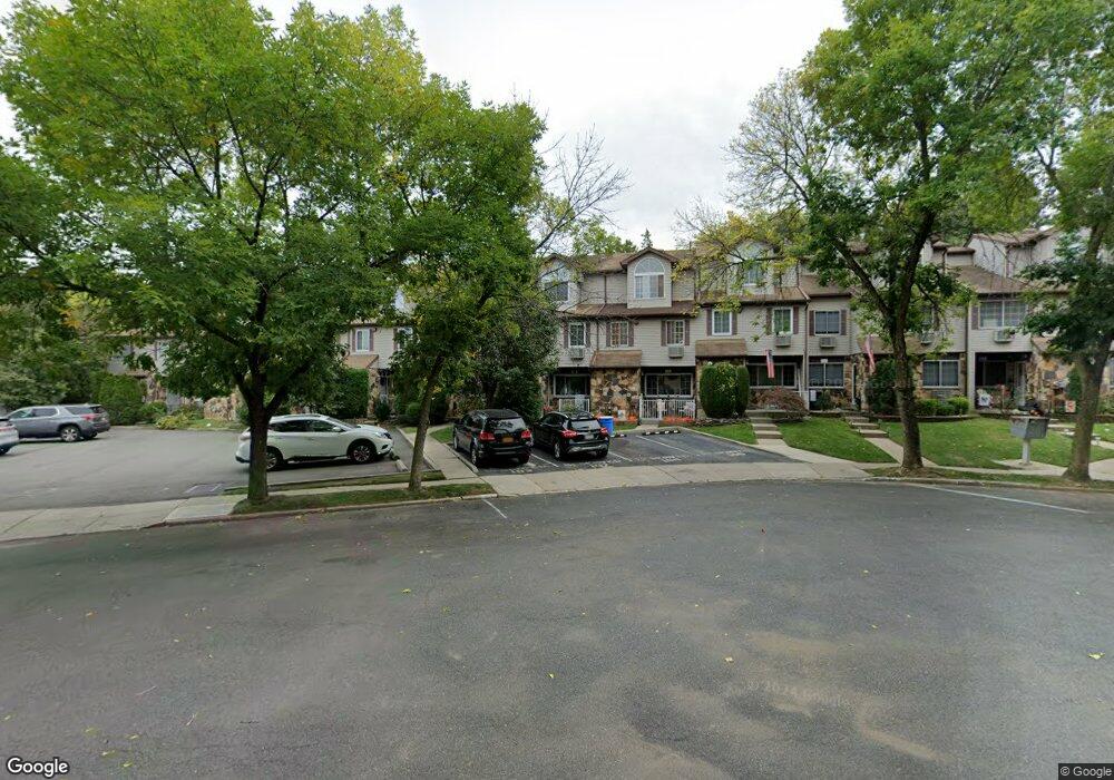 33 Croft Ct, Staten Island, NY 10306 - photo 1