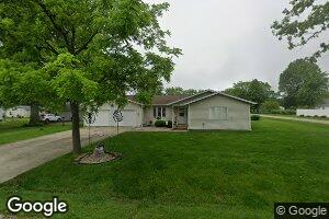 318 W Middleton St, Witt, IL 62094