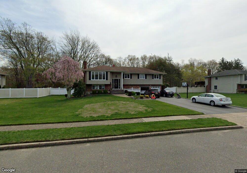 137 Hayrick Ln, ComMacK, NY 11725 - photo 1