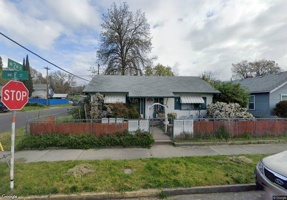 422 NW E St, Grants Pass, OR 97526 - photo 1